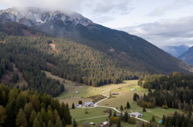 Sonbaharda dağların havadan görünüşü. Güzel bir sonbahar sabahı. Karpatlar, Avrupalılar. ukraine