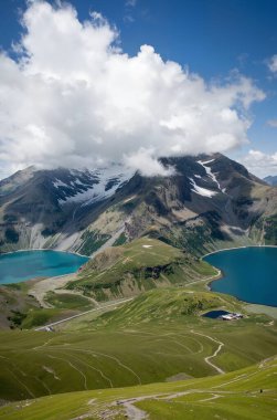 Dağlardaki güzel göl