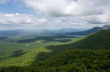 Güzel dağ manzarasının havadan görünüşü