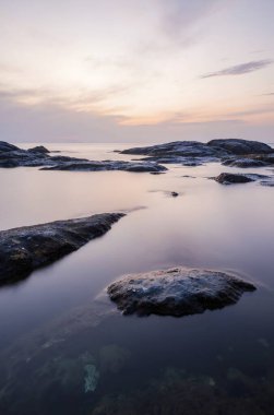 Denizin üzerinde güzel bir gün batımı