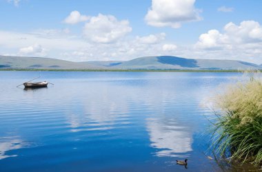 Göl ve dağlarla dolu güzel bir manzara.