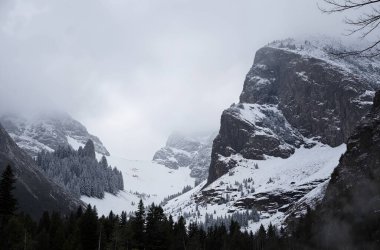 Dağlarda kış manzarası