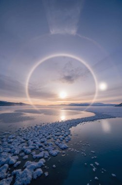 Donmuş bir göl manzarası ve güzel bir gün batımı.