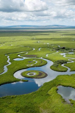 Dağlardaki nehrin havadan görünüşü