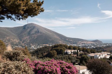 Arkasında dağ olan güzel bir deniz manzarası.