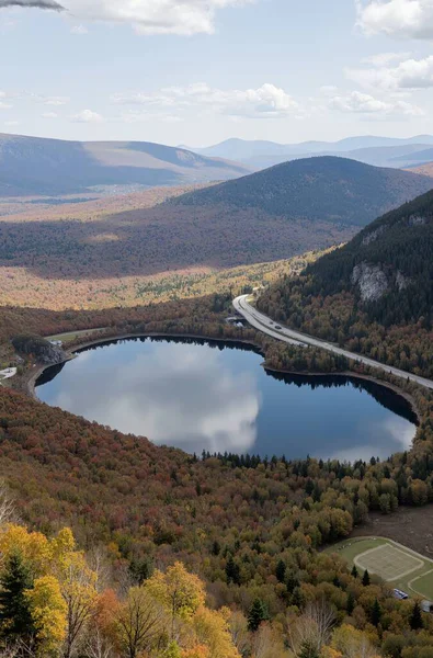 Nehir ve ormanlı güzel bir manzara.
