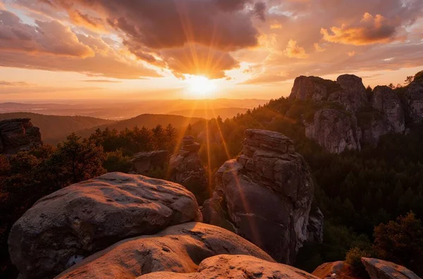 Kayaların üzerinde gün batımı