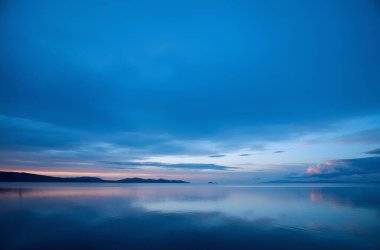 Denizin üzerinde güzel bir gün batımı