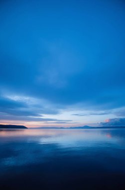 Gölün üzerinde güzel bir gün batımı