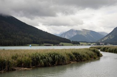 Göl ve dağlarla dolu güzel bir manzara.