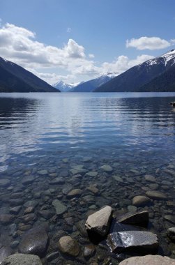Dağlardaki gölün güzel manzarası