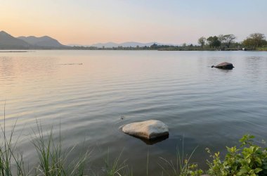 Göl ve dağlarla dolu güzel bir manzara.