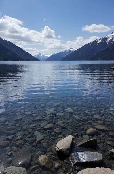 Dağlardaki gölün güzel manzarası