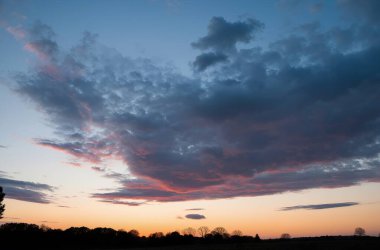 Denizin üzerinde güzel bir gün batımı