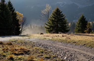 Dağlarda sonbahar manzarası