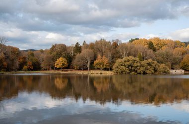 Ağaçlı ve göllü güzel sonbahar manzarası
