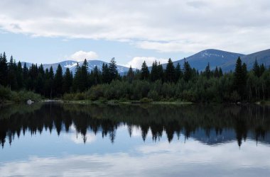 göl ve dağ manzarası