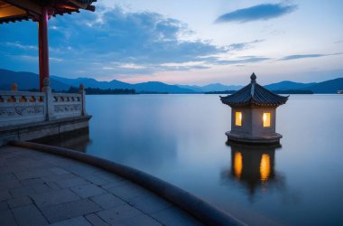 Çin şehrinin gecesindeki tapınak.