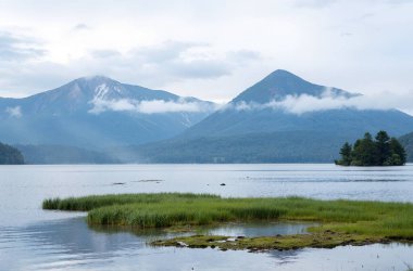 Arkasında bir göl olan güzel bir manzara.