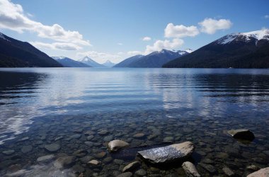 Dağlarda gölü olan güzel bir manzara.