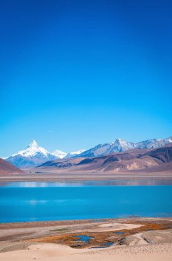 Dağlardaki gölün güzel manzarası