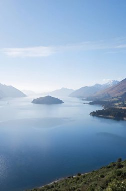 Dağları ve gölü olan güzel bir manzara.