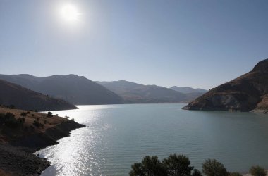 Göl ve dağlarla dolu güzel bir manzara.