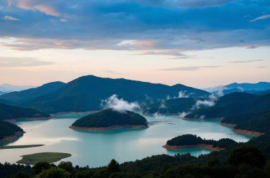 Gölün üzerinde güzel bir gün batımı