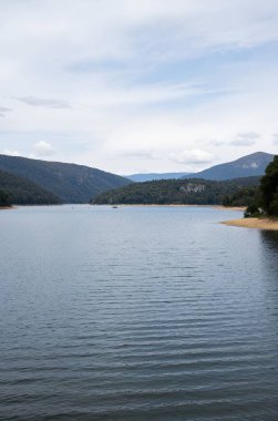 Gölün ortasında beyaz bir su olan güzel bir göl manzarası.