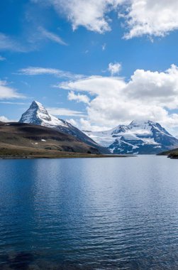 Dağları ve bulutları olan güzel bir manzara