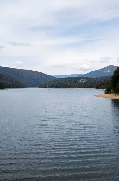 Gölün ortasında beyaz bir su olan güzel bir göl manzarası.