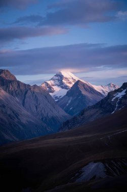 Akşamları güzel karlı bir dağın güzel bir görüntüsü.