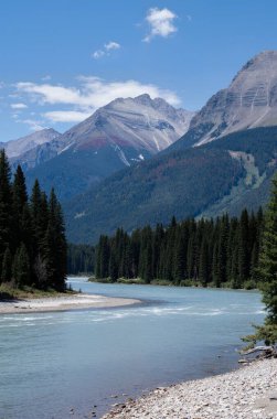 Kanada kayalıklarındaki kayalık dağların dikey görüntüsü.