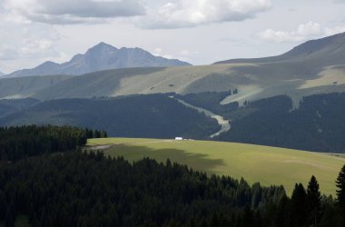 Dağlardaki dağ yolu.