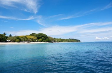 güzel bir plaj ve mavi deniz