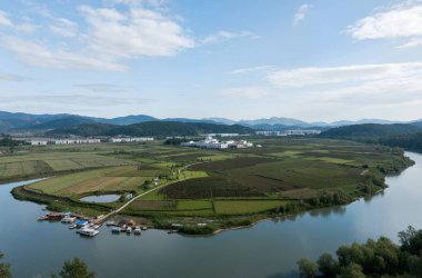 Arkasında bir göl olan güzel bir manzara.