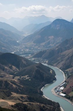 Dağlardaki nehrin havadan görünüşü