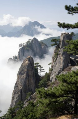 Dağları olan güzel dağ manzarası