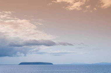 Denizin üzerinde güzel bir gün batımı