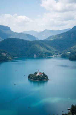 Güzel göl manzarası