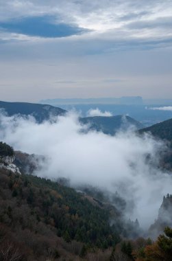 Dağlardaki güzel dağ manzarası