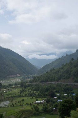 Dağları ve bulutları olan güzel bir manzara