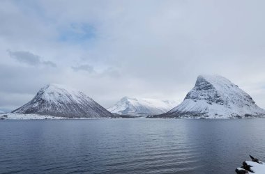 Kar ve gölle kaplı dağ manzarası