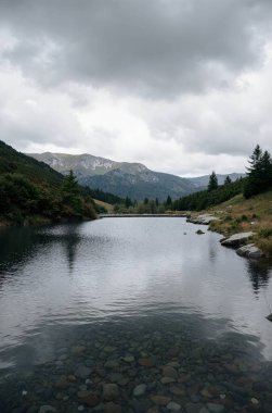Göl ve dağlarla dolu güzel bir manzara.