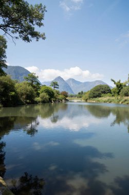Göl ve dağlarla dolu güzel bir manzara.
