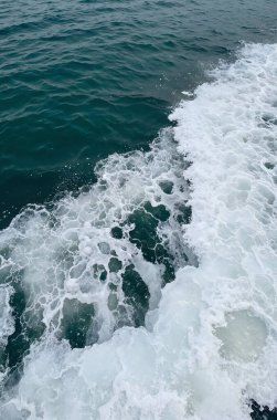 Denizin arka planında su yüzeyi