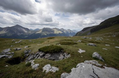 Avustralya 'da bulutlu bir günde dağ sırası
