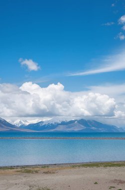 Göl ve dağlarla dolu güzel bir manzara.