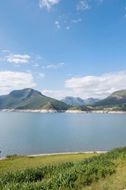 Dağlarda gölü olan güzel bir manzara.
