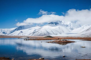 Dağlardaki gölün güzel manzarası
